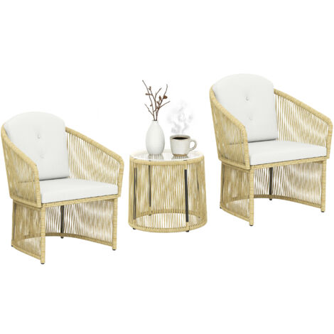 Ensemble bistrot en rotin. Ensemble de meubles de jardin en trois pièces avec une table ronde en verre. des fauteuils et des coussins. Blanc crème