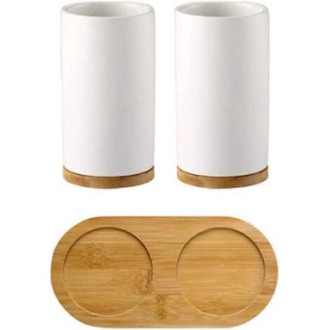 Ensemble d'accessoires de salle de bain en céramique : tasse, porte-brosse à dents, distributeur de dentifrice et de savon en bambou.