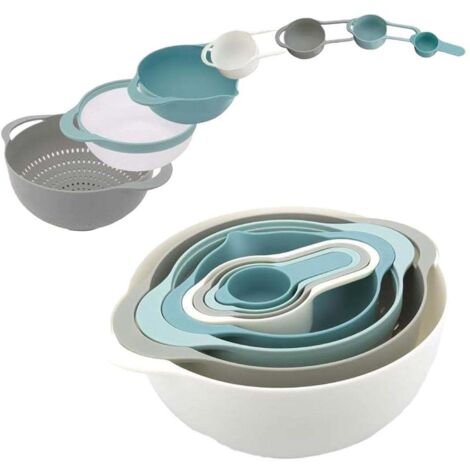 Ensemble de 8 pièces en plastique comprenant une bassine, un panier d'égouttage, un bol mélangeur et des ustensiles de cuisine et de pâtisserie.