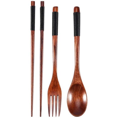 Ensemble de couverts en bois, baguettes, cuillère et fourchette avec fil noir tressé.