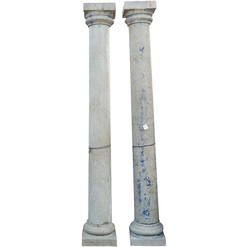 Ensemble de deux vieilles colonnes en pierre