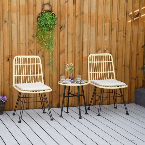 Ensemble de jardin 3 pièces en rotin PE et acier, comprenant une table basse avec plateau en verre et 2 chaises, idéal pour balcon, terrasse ou cour extérieure. Couleur crème.