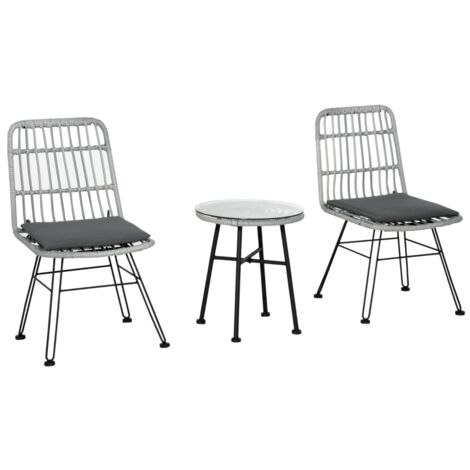 Ensemble de jardin 3 pièces en rotin PE et acier, comprenant une table basse avec plateau en verre et 2 chaises, idéal pour balcon, terrasse ou jardin. Gris.