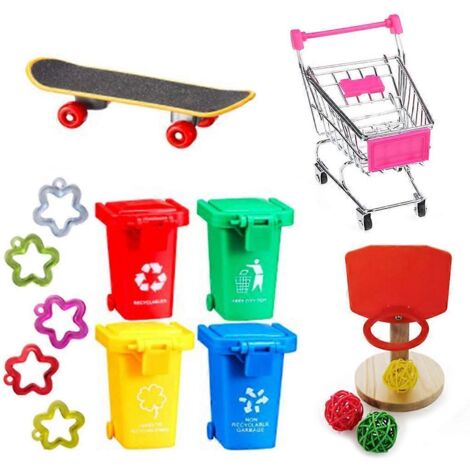 Ensemble de jouets pour l'entraînement des oiseaux : skateboard, poubelles, panier de basket, chariot de courses.