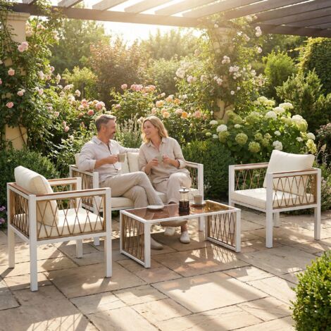 Ensemble de mobilier de jardin 4 pièces. salon de jardin en polyrotin avec canapé 2 places. 2 fauteuils. table basse amovible en verre. coussins et tapis antidérapant.