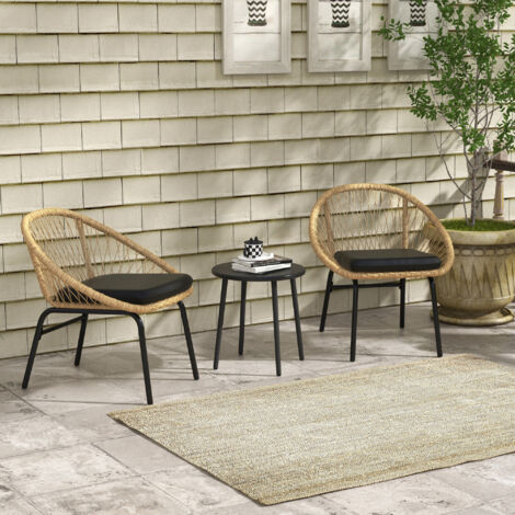 Ensemble de mobilier de jardin en rotin jaune. comprenant 2 fauteuils et une table.
