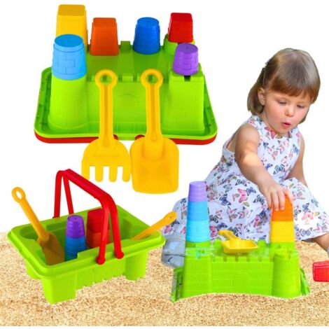 Ensemble de sable : pyramides, panier, râteau, pelle