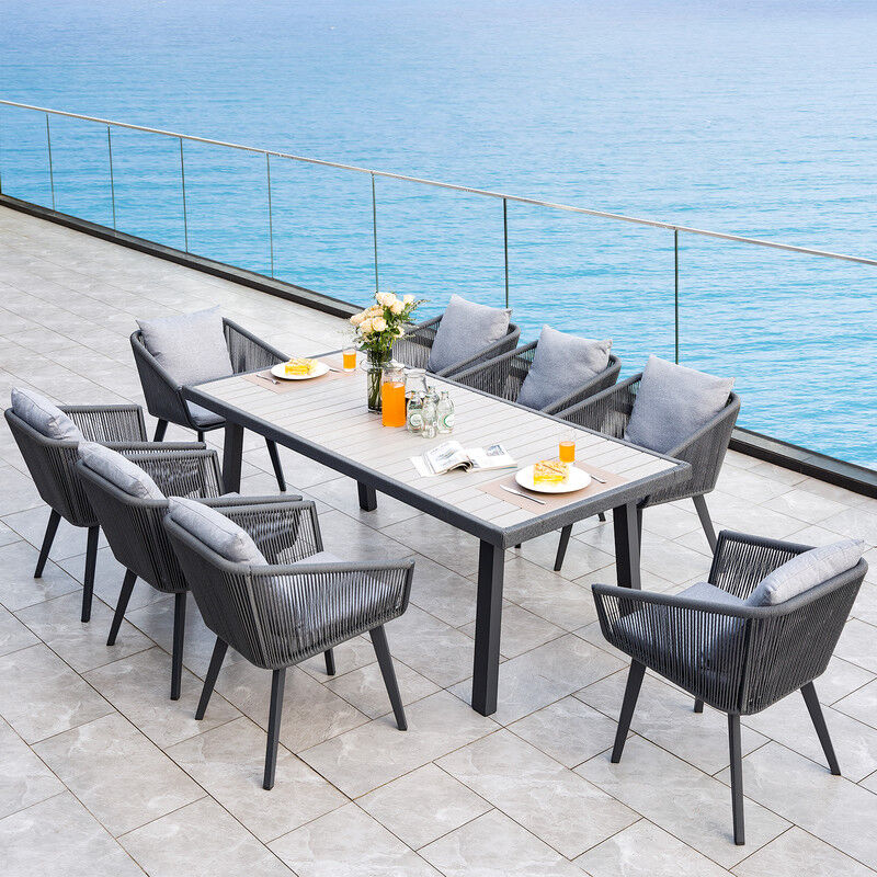 Ensemble de table de jardin en rotin pour 8 personnes.