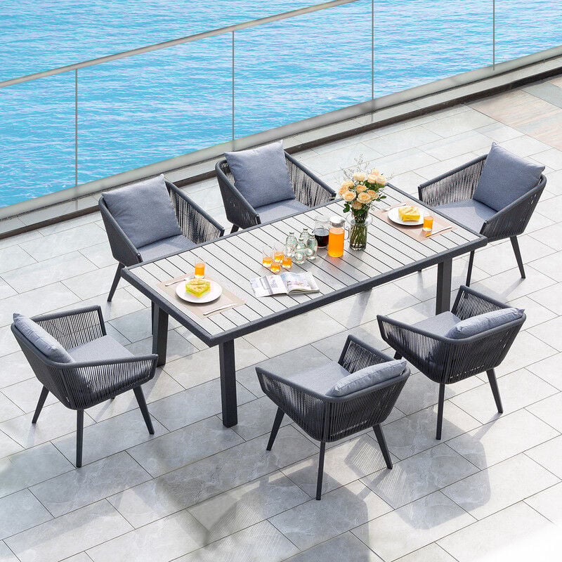 Ensemble de table de jardin en rotin pour six personnes.