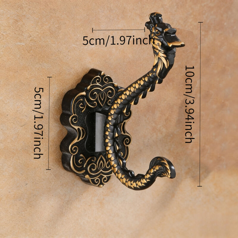 Ensemble de trois crochets chinois à finition antique représentant un dragon, au style vintage avec fixations à vis. Crochets muraux polyvalents