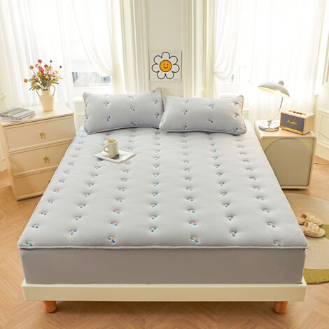 Ensemble de trois pièces de drap-housse matelassé en coton lavé teint en fil de coton brodé, protège-matelas simple et double