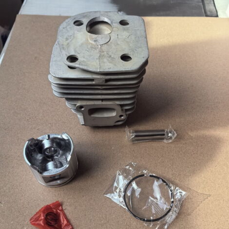 Ensemble piston-cylindre Husqvarna 353 de 45 mm, alésage de 45 mm, comprenant les segments de piston, pour une utilisation avec les tronçonneuses Husqvarna 353.