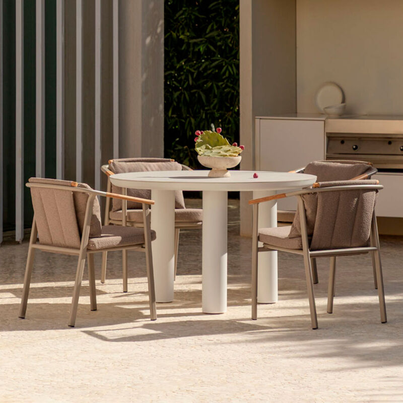 Ensemble table ronde Arken, Ø120 cm, en céramique et aluminium, et 4 chaises de jardin Yervin avec accoudoirs, en aluminium et t Sklum