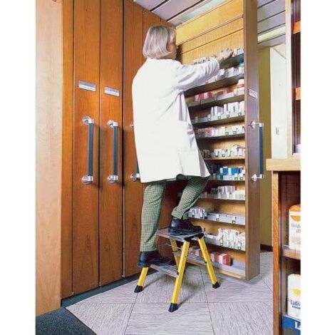 Escalerilla plegable de aluminio  con ruedas  2 x 2 peldaños 