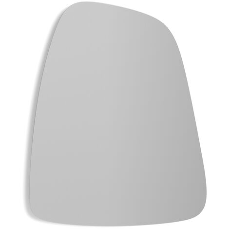 Espejo de pared asimétrico, de la colección Singular, fabricado en MDF lacado en color nogal claro.