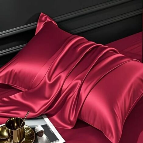 Esta funda de almohada de satén de seda helada está confeccionada con un tejido extremadamente suave y mide 48 x 74 cm en tamaño estándar.