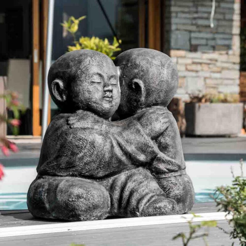 

Wanda Collection - Estatua monjes shaolín abrazados con pátina gris 50 cm