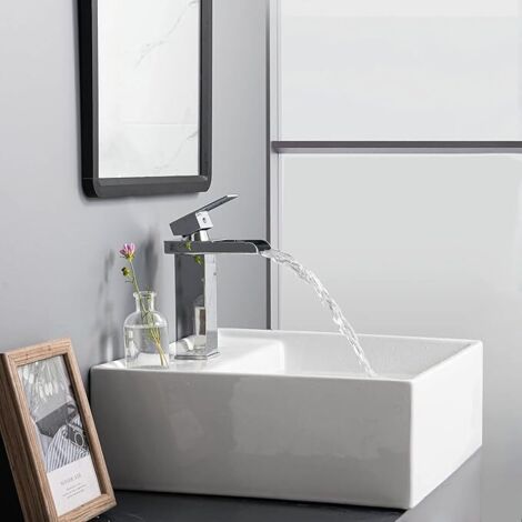 et de lavabo cascade avec eau chaude et froide et de lavabo moderne en acier inoxydable à levier unique, et de lavabo à levier unique monté sur comptoir avec grand bec argent