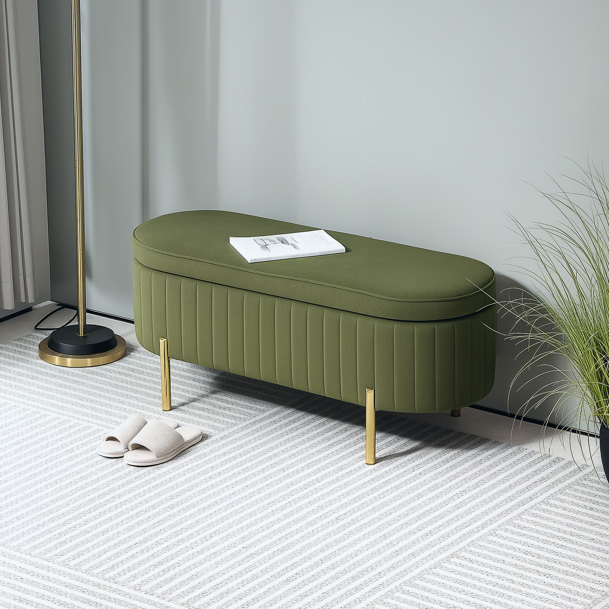 Design chic avec pieds dorés