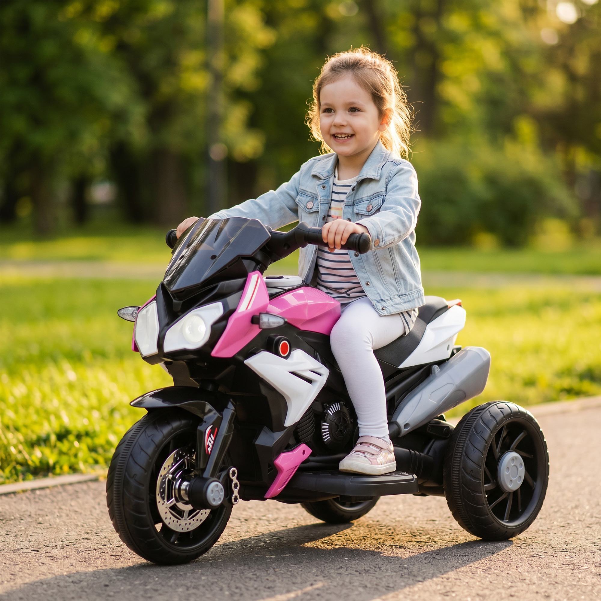 Moto tricycle vue de face phares allumés