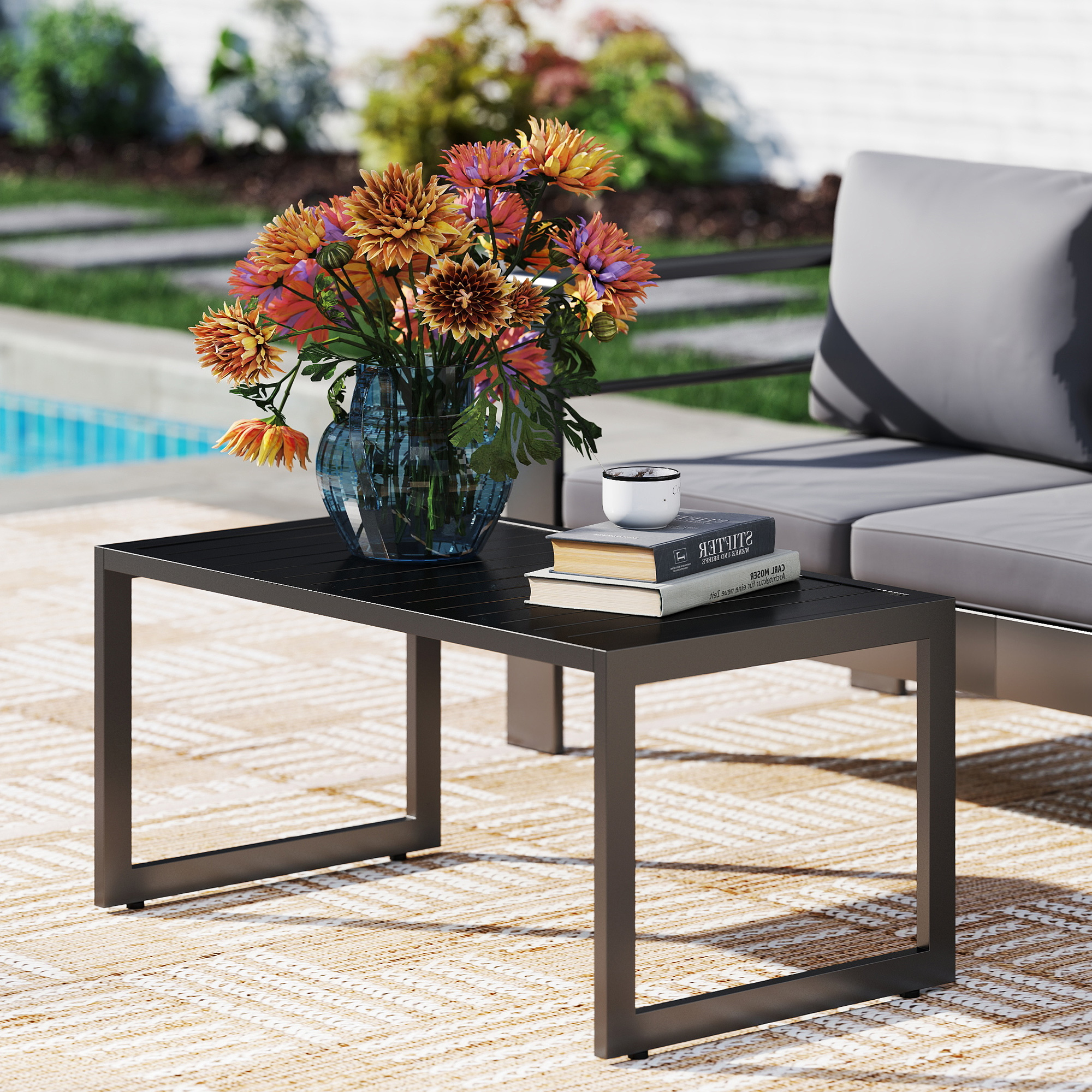 Table basse aluminium sur balcon avec plantes