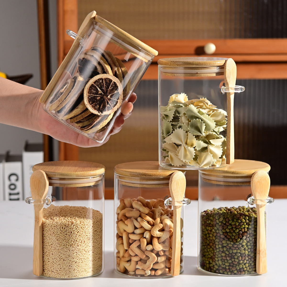 Cuillère bambou logée sur le bocal, empilable pour rangement cuisine