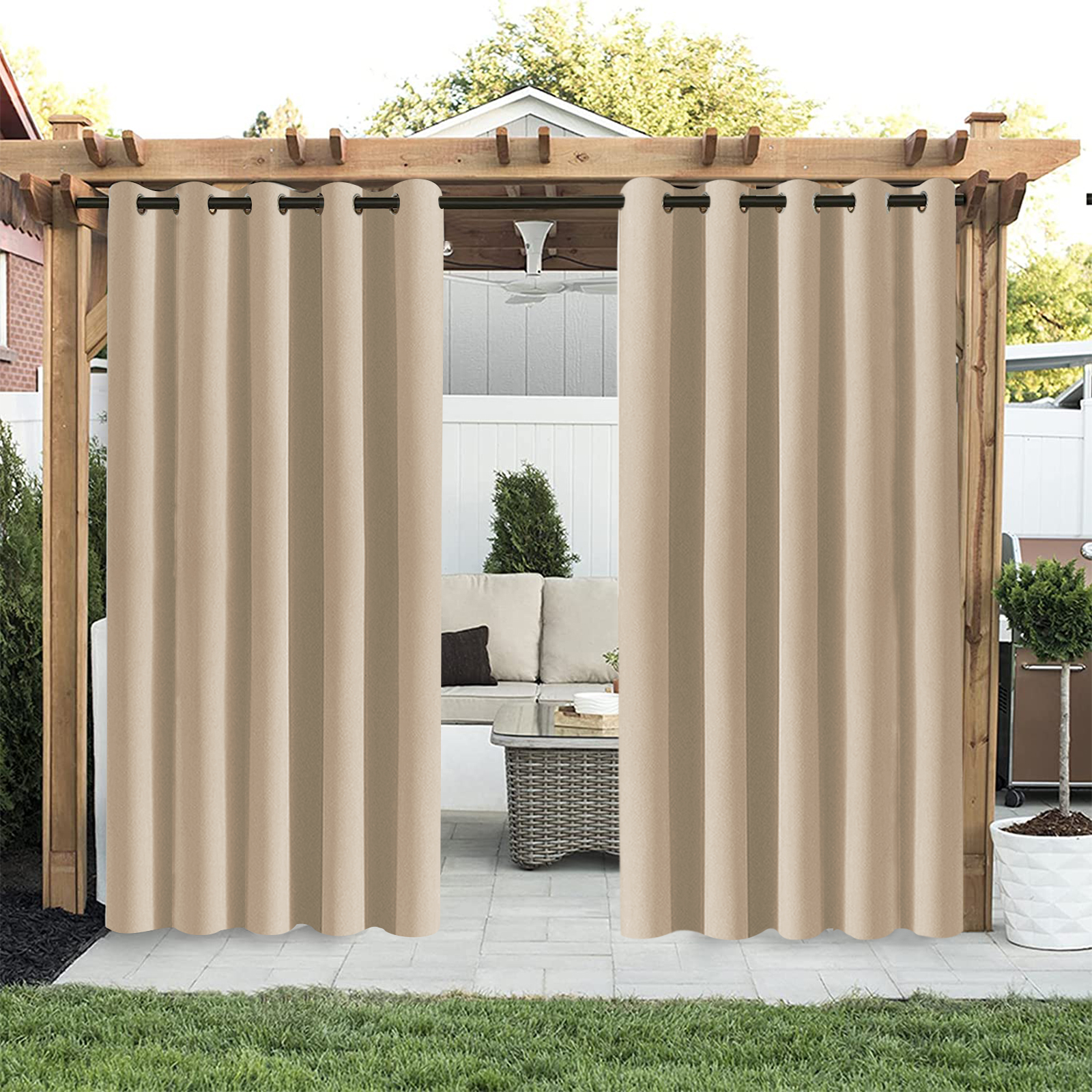 Rideaux beige en usage terrasse