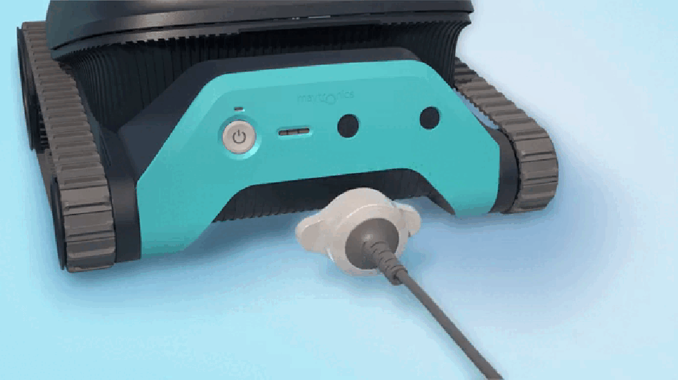 Robot piscina Dolphin Liberty 200 Eco, cordless, in carica su sfondo azzurro.
