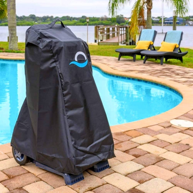 Telo protettivo Caddy Classic copre un robot piscina Maytronics Dolphin, posizionato vicino a una piscina.