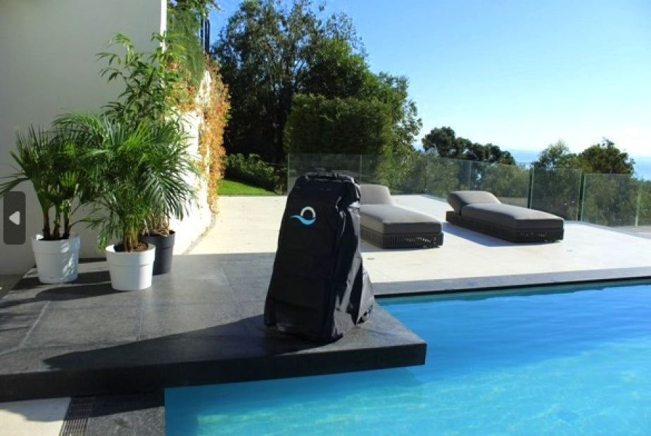 Telo di copertura Caddy Premium per robot piscina Maytronics Dolphin accanto a una piscina.