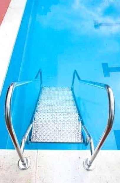 Scaletta piscina in acciaio inox AISI 316 con corrimano per accesso facilitato, bordo piscina.