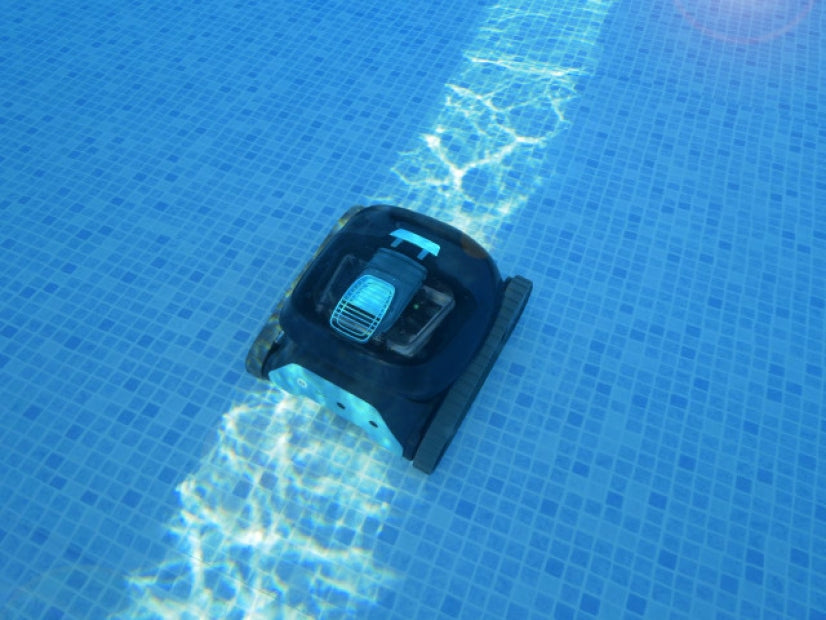Robot piscina Dolphin Liberty 300 Eco pulisce il fondo di una piscina piastrellata.