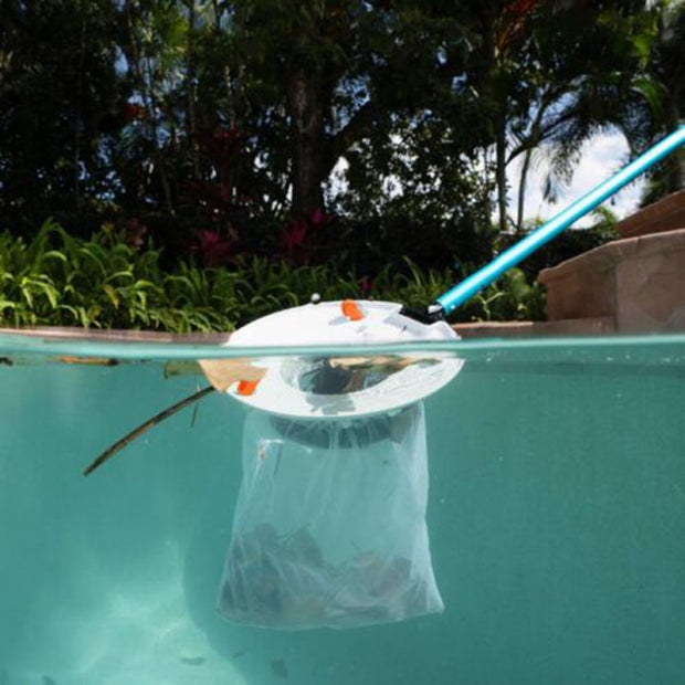 Robot WaterTech Pool Volt Leaf Vac in azione in piscina, raccoglie foglie con asta blu.