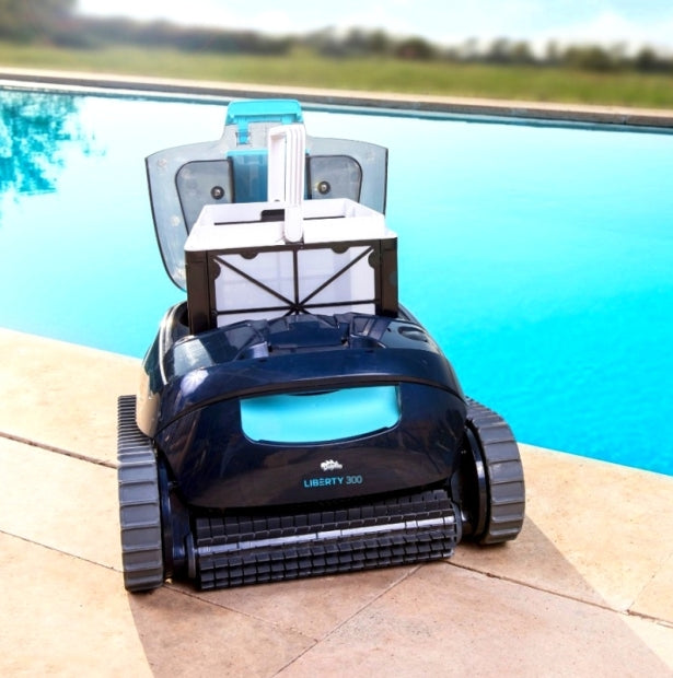 Robot piscina Dolphin Liberty 300 Eco, cordless, posizionato sul bordo di una piscina.