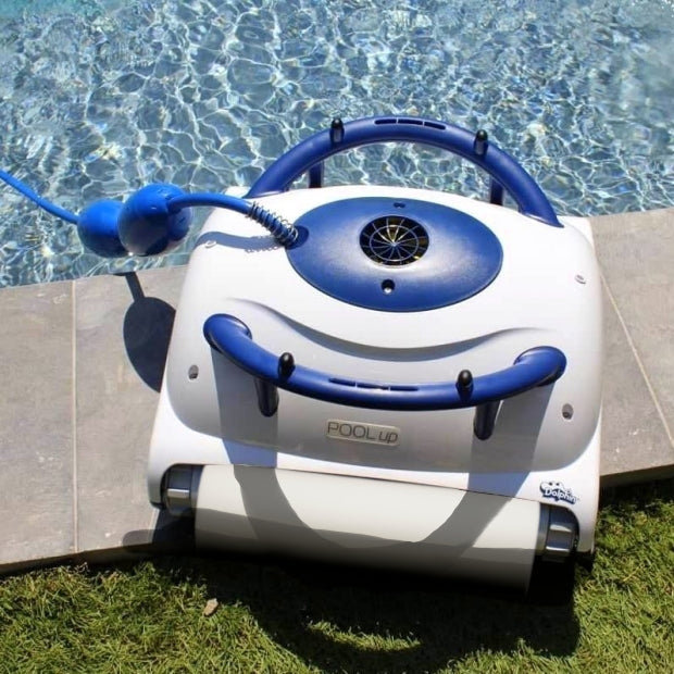 Robot piscina Dolphin Pool UP Digital a bordo piscina, cavo collegato, design bianco e blu.