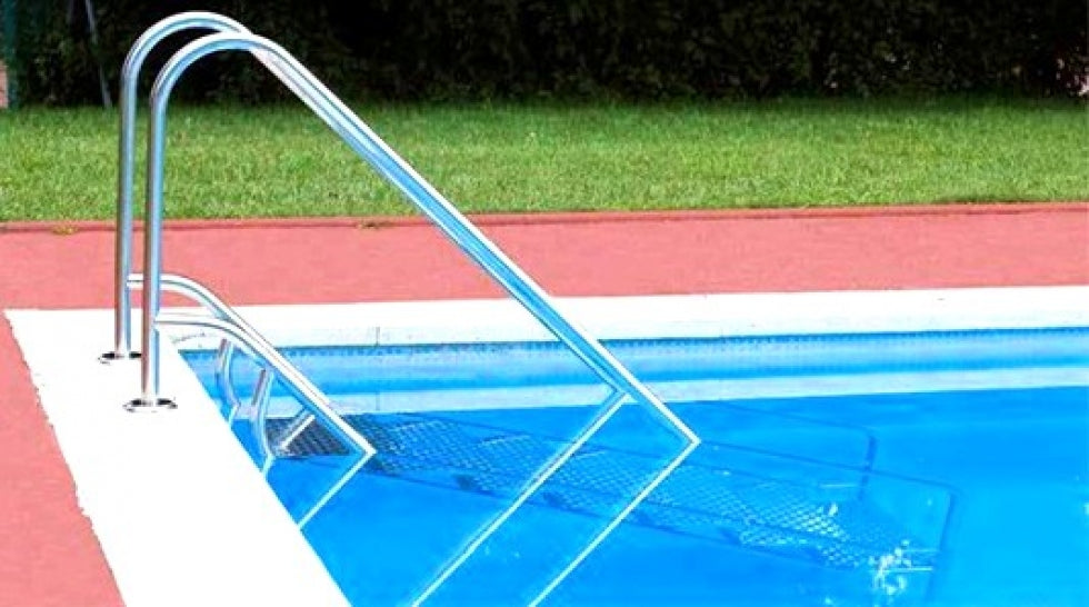 Scaletta piscina in acciaio inox per accesso facilitato, installata sul bordo di una piscina.