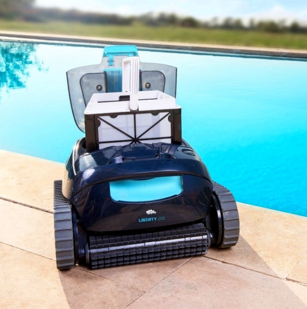 Robot piscina Dolphin Liberty 200 Eco sul bordo, coperchio aperto, vista di un filtro, piscina sullo sfondo.