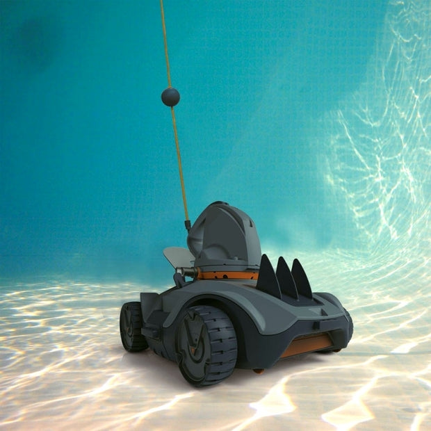 Aspiratore Kokido Vektro Auto NEW in azione sul fondo di una piscina, con cavo di sicurezza.