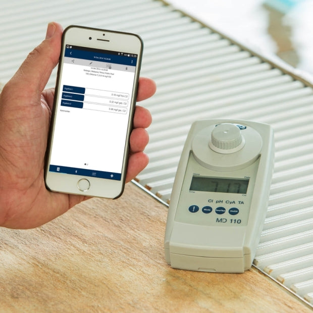 Fotometro Lovibond MD110 e smartphone connesso via Bluetooth, su bordo piscina.