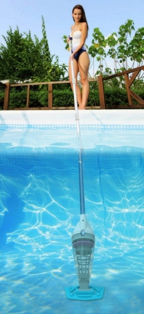 WaterTech Pool Blaster IVAC 250 in uso a bordo piscina per pulizia con asta telescopica.