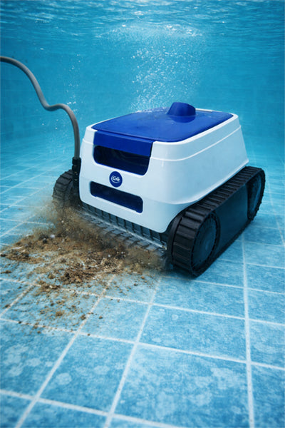 Robot limpiafondos GRE ER230 limpiando el fondo de una piscinael fondo de una piscina