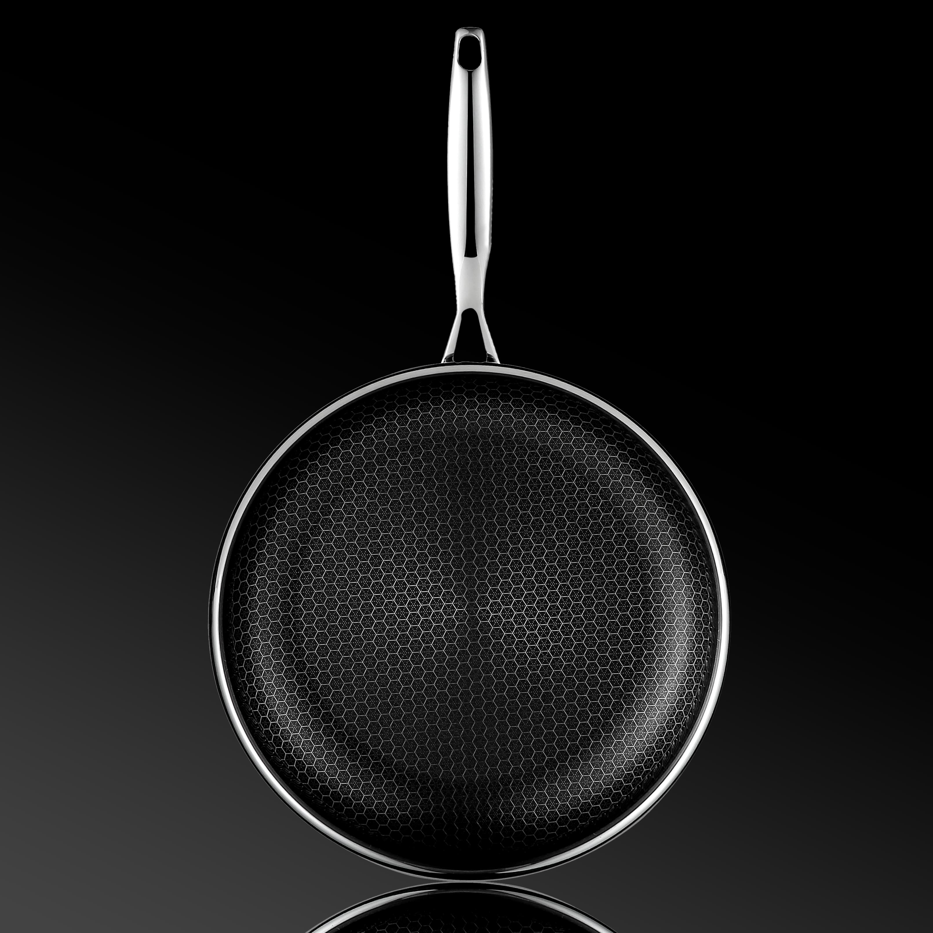 Sartén híbrida de acero inoxidable con diseño de panal de abeja Mitsu sobre fondo negro