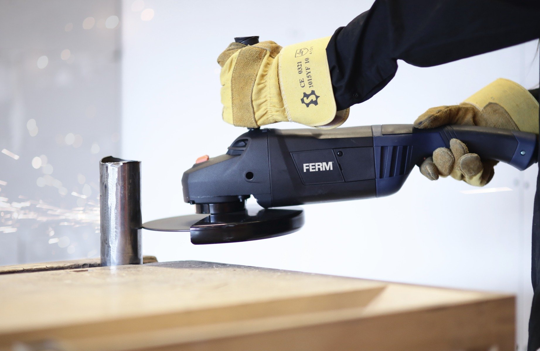 FERM AGM1088 Smerigliatrice angolare 2500W - 230mm