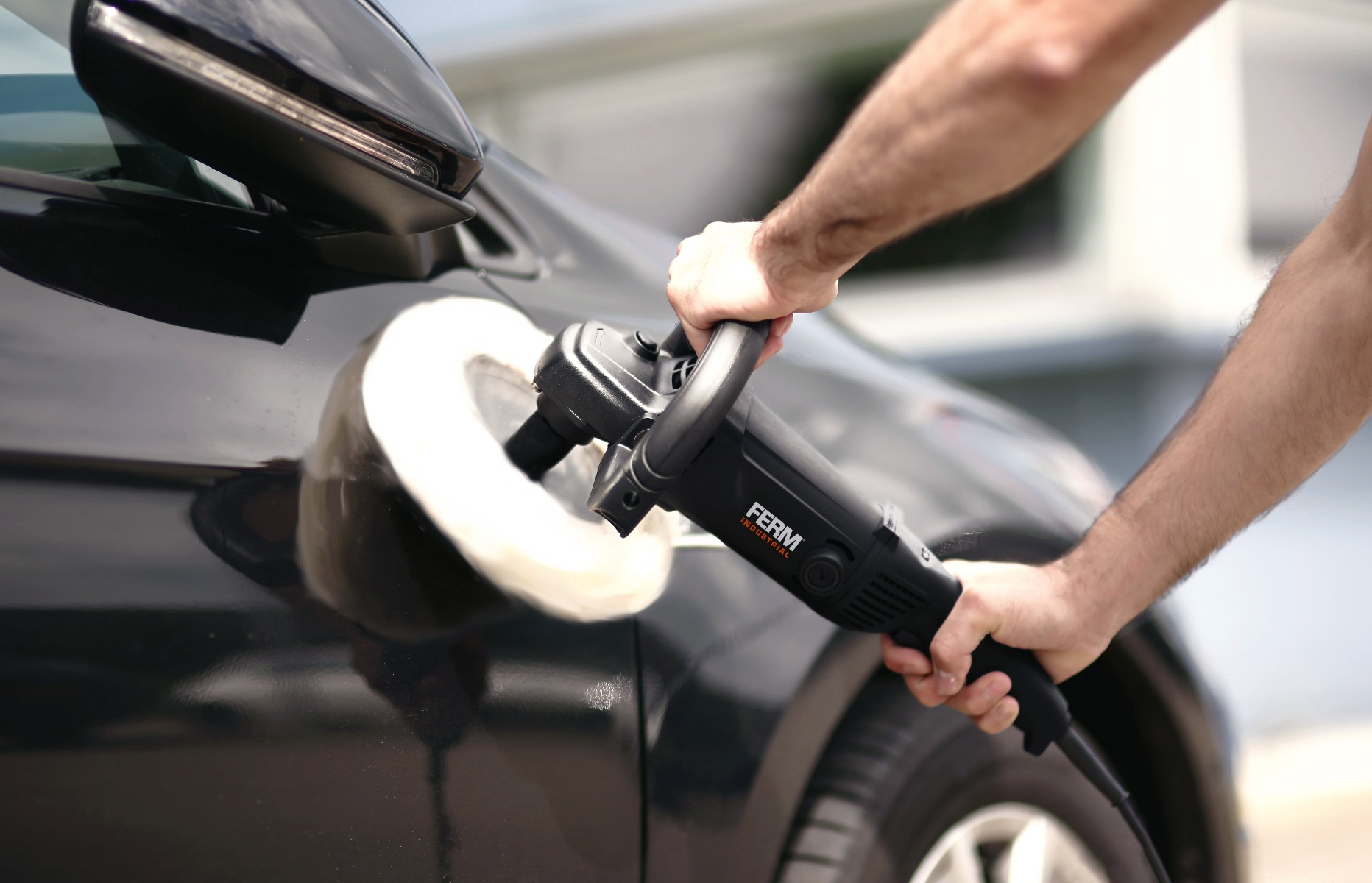 FERM AGM1120P Lucidatrice elettronica a velocità costante 1400W - 180 mm. Velocità variabile. Cavo in gomma da 4m. Inclusi 2 dischi di lucidatura, piastra di supporto e custodia