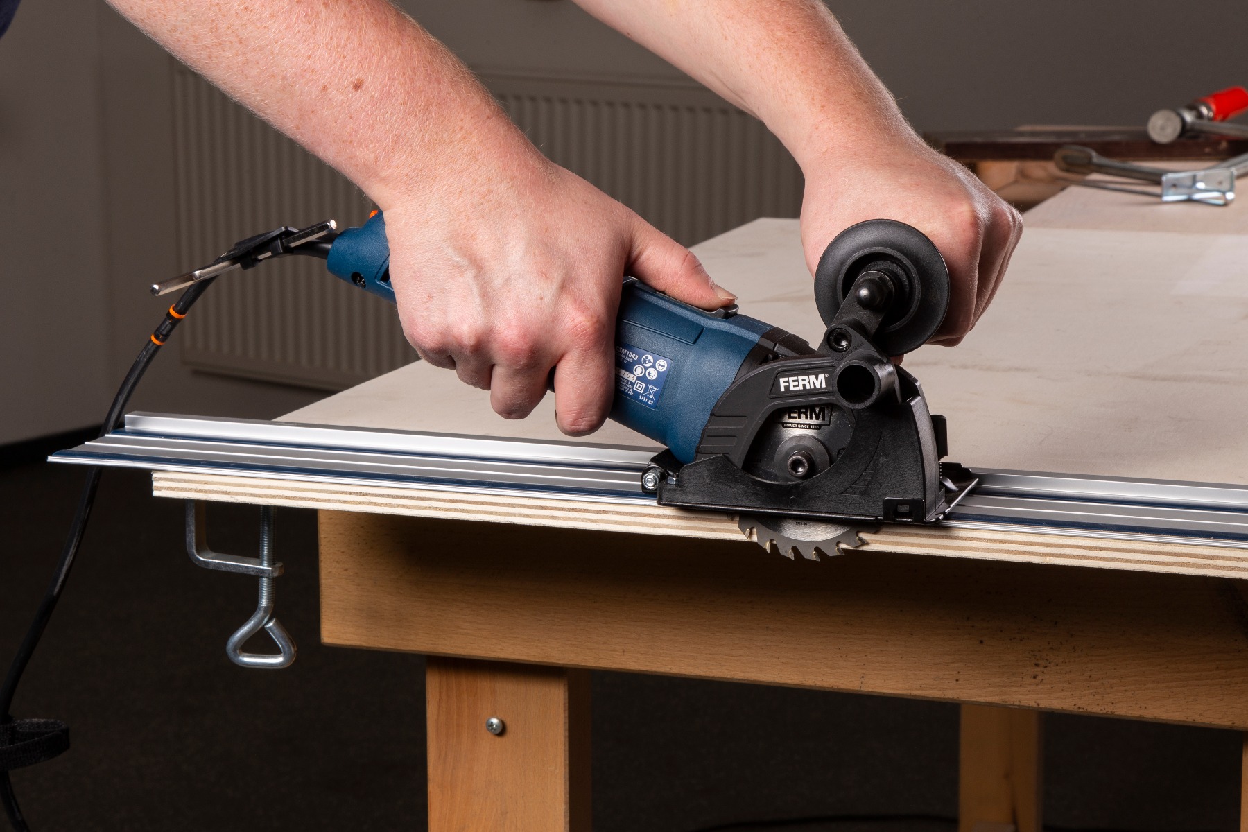 FERM CSM1043_S Sega circolare di precisione 500 W - Velocità variabile - Incl. 3 lame per sega