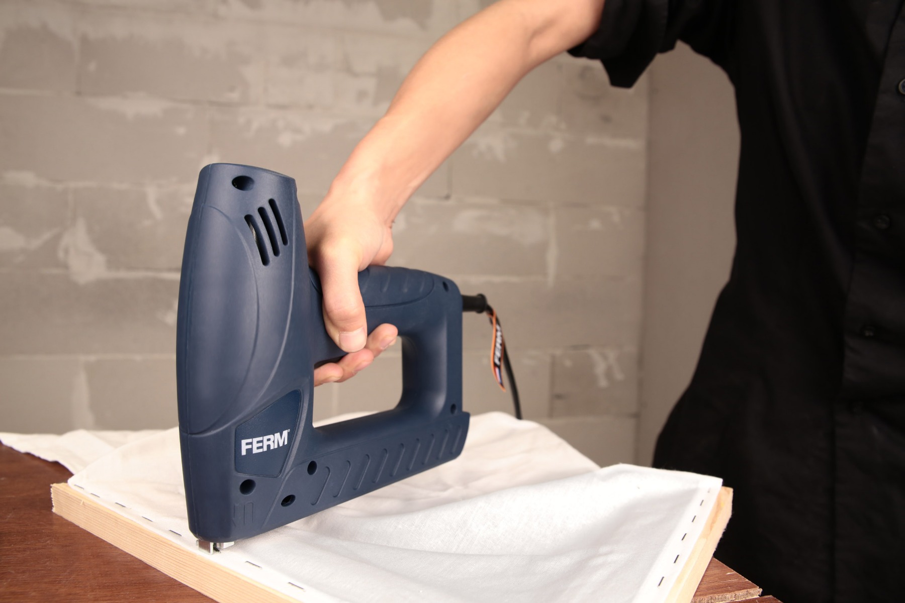 FERM Graffatrice Chiodatrice Elettrica. Include 400 Punte 100 Chiodi -Makitae Outlet