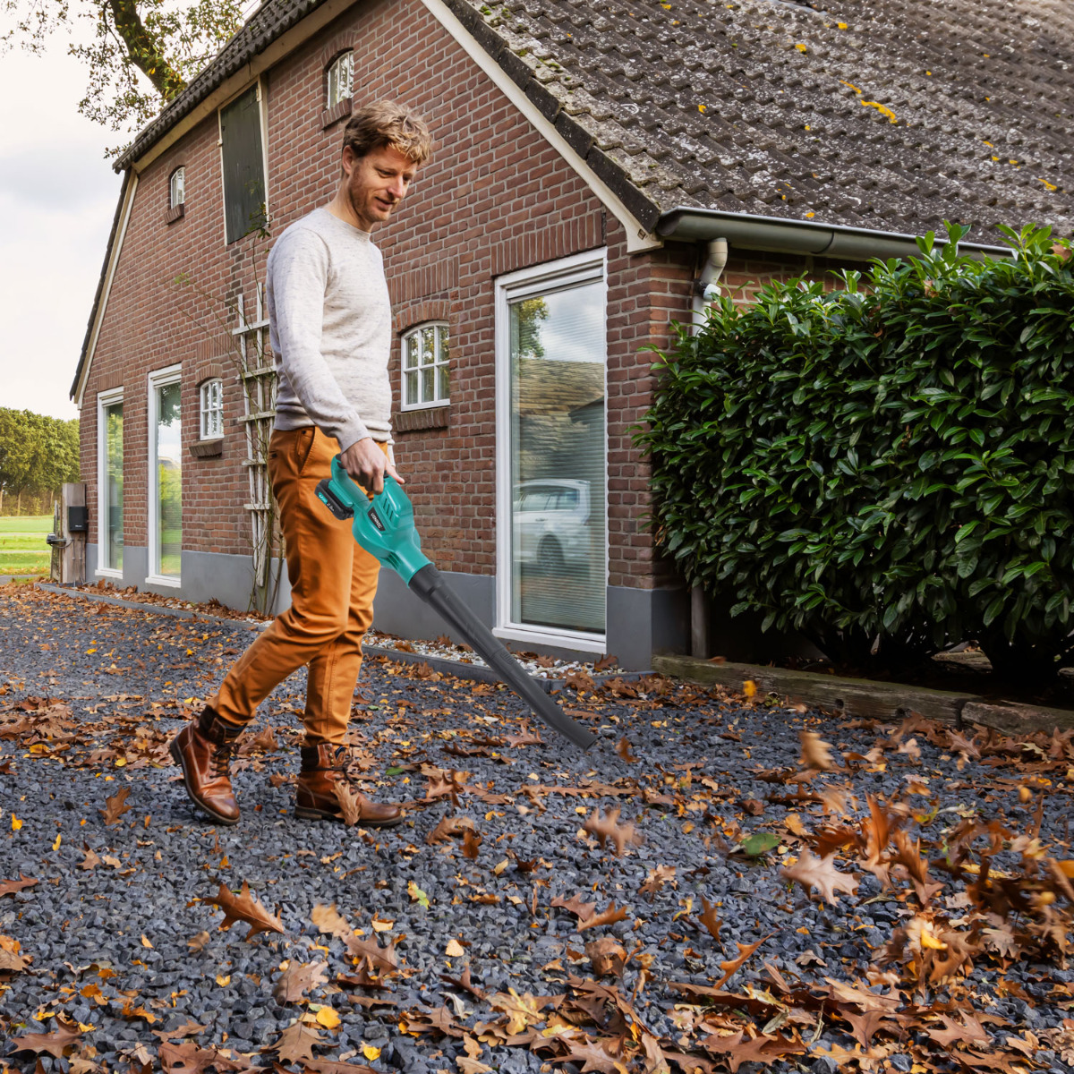Souffleur de feuilles VONROC en ambiance