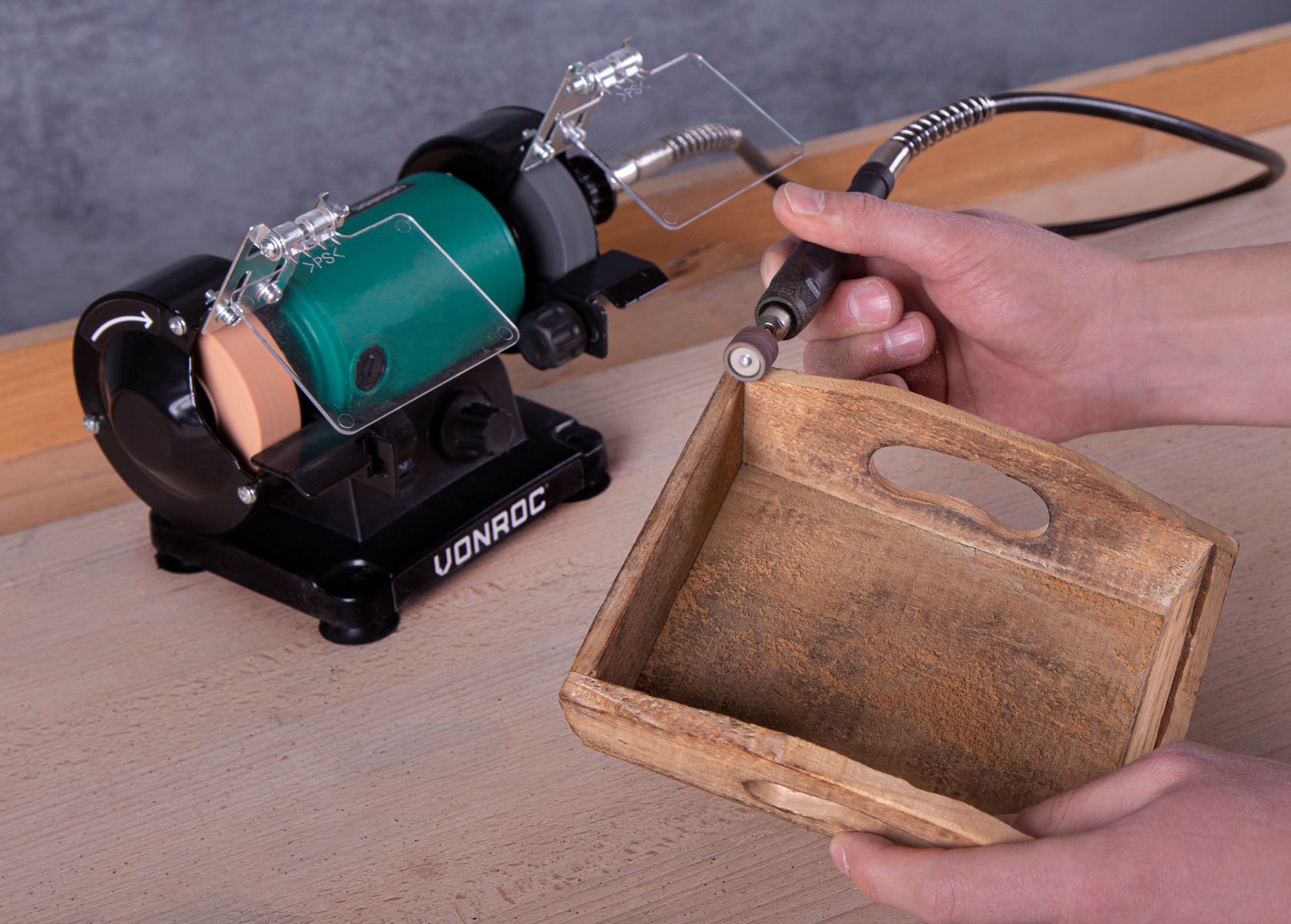 VONROC BG501AC Smerigliatrice da banco multifunzione 150W, 75 mm, include albero flessibile. Velocità regolabile.