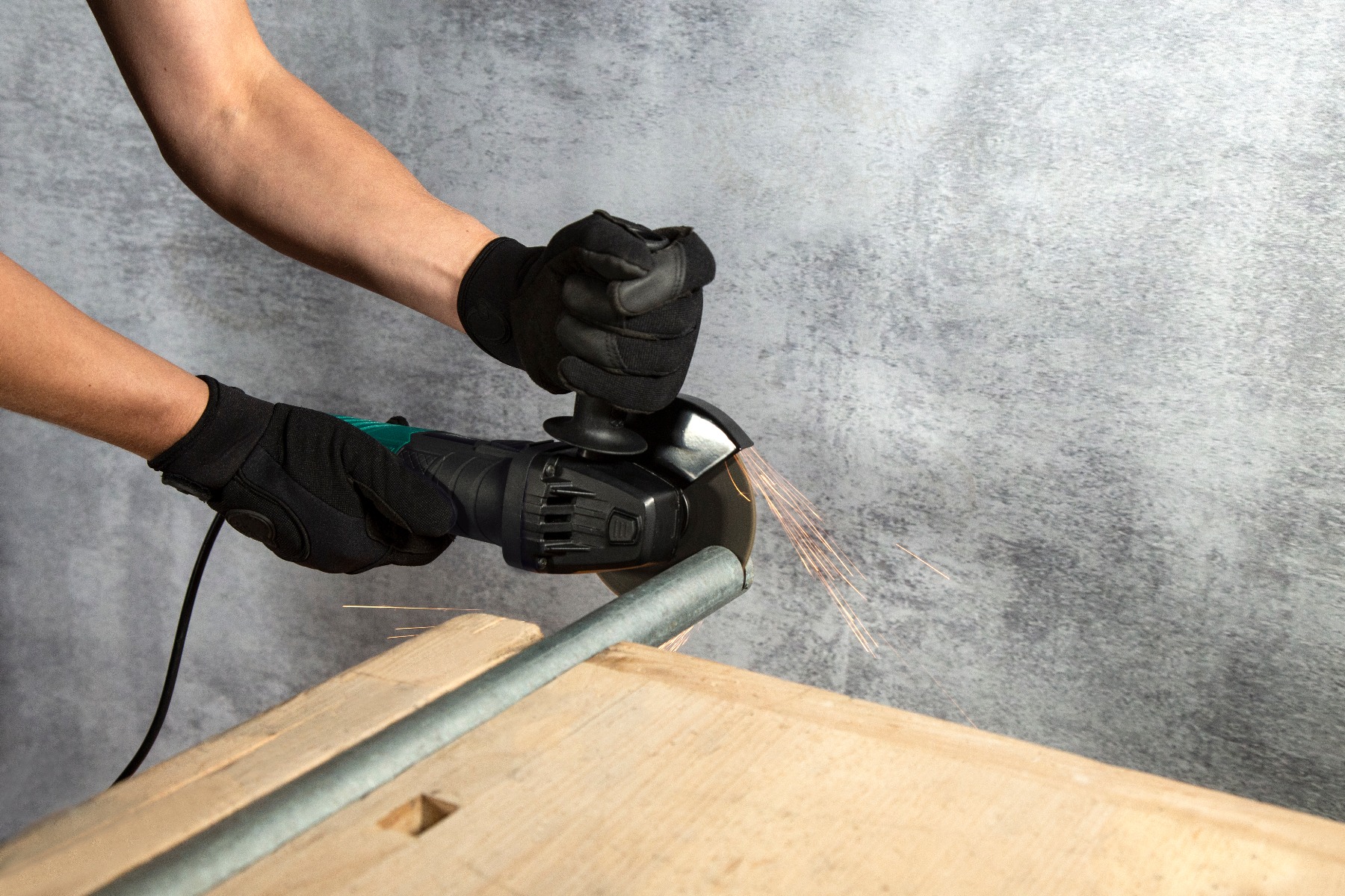 VONROC AG502AC Smerigliatrice angolare 650W, disco 125 mm. Incl. accessori e borsa degli attrezzi