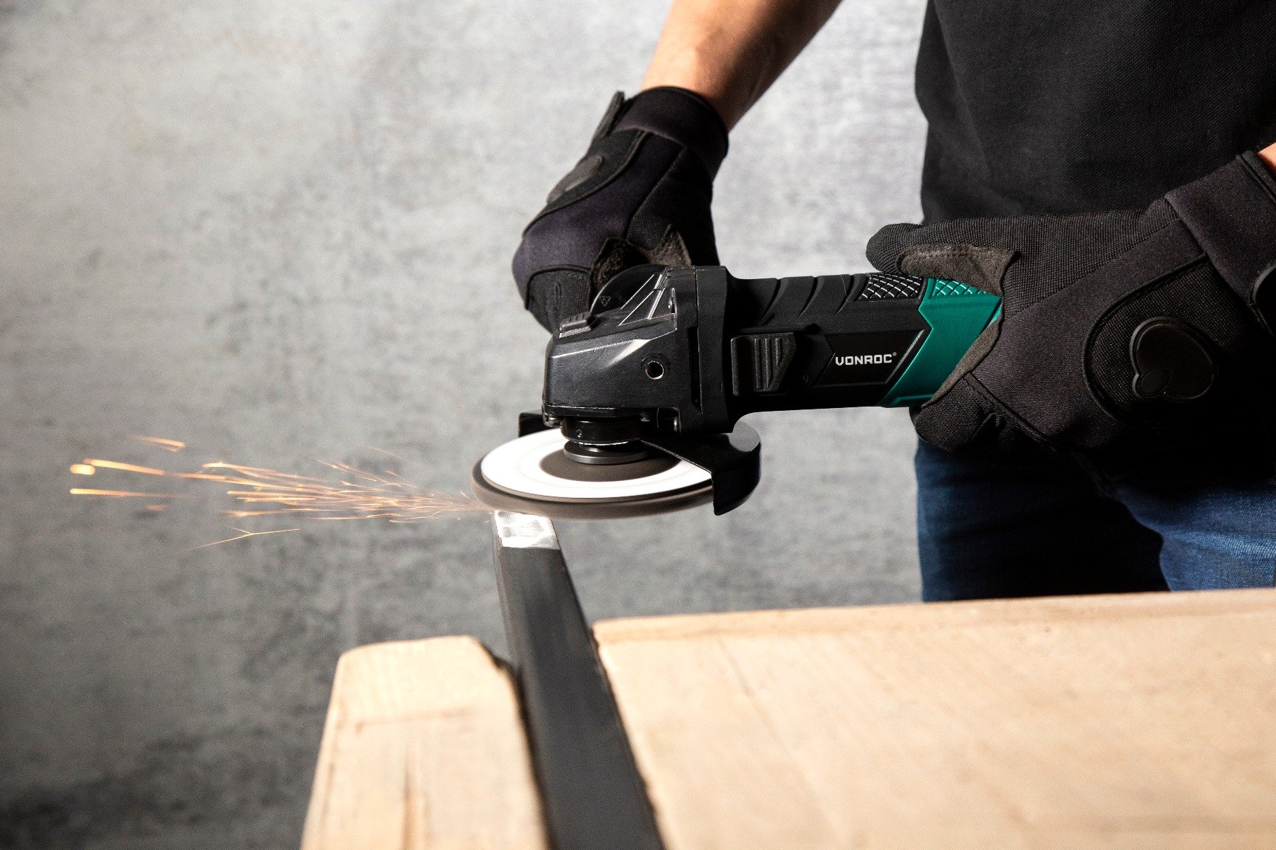 VONROC AG502AC Smerigliatrice angolare 650W, disco 125 mm. Incl. accessori e borsa degli attrezzi